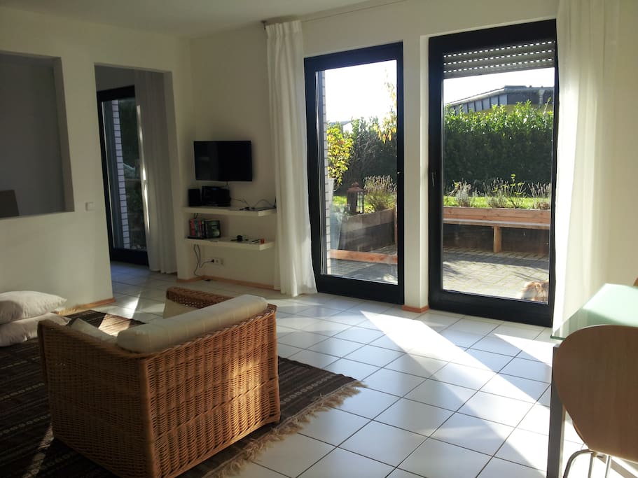 Wohnbereich mit Blick zur Terrasse