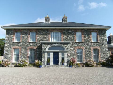 Large and Luxurious 5 Bedroom House