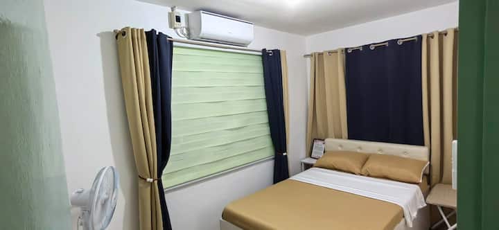 Hlavná spálňa s manželskou posteľou s kanadskou bavlnenou posteľnou bielizňou a kúpeľňou. 1HP energeticky úsporná a pohodlná klimatizácia chladiaceho striedača, elektrický ventilátor a vešiak na oblečenie. 

Zatemňovacie závesy pomáhajú spať kedykoľvek počas dňa.

D: 3,8 m x 2,14m