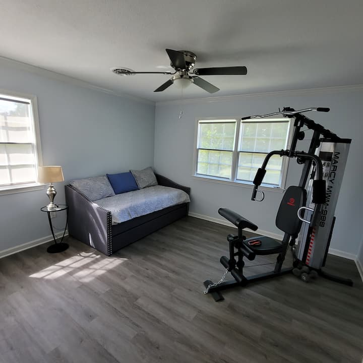 Chambre 3 avec lit gigogne et équipement de salle de sport. Pour inclure des tapis d'entraînement, des poids légers, des équipements de pression.