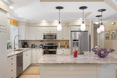 Beautiful pool house - 4 beds - sleeps 8