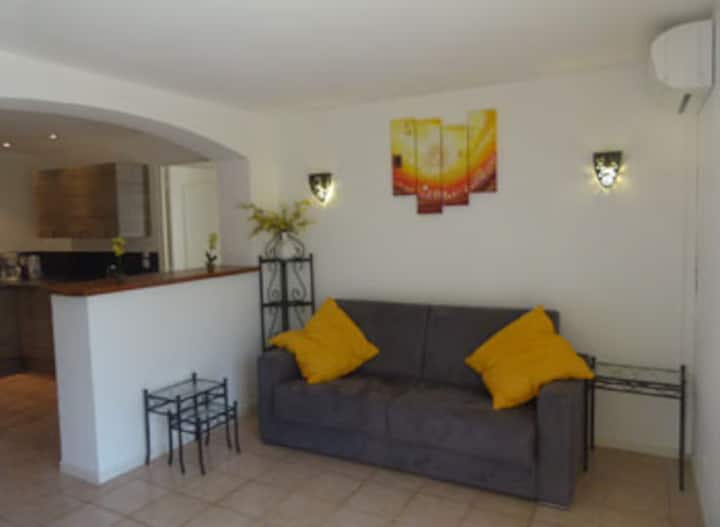 Sala de estar con cómodo sofá cama para 2 personas. 