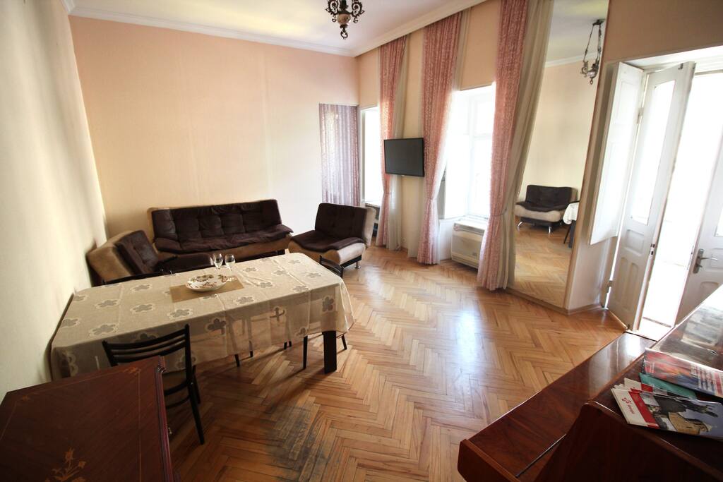 Гостиная-кухня с выходом на балкон
Guest room and the door leading to the balcony