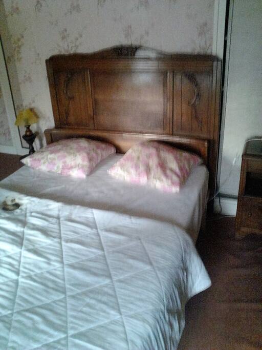chambre mansardée lit 140, grands placards, étagères, penderie, télé, wifi