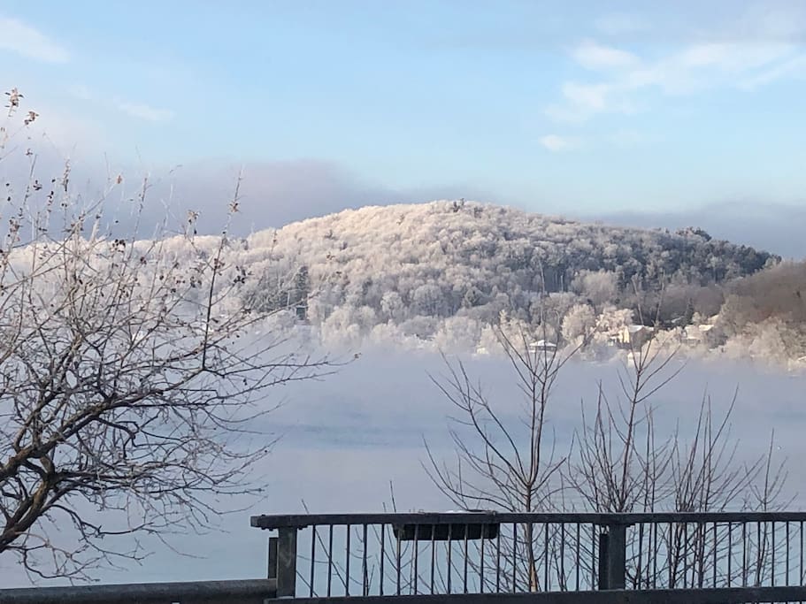 Vue du matin sur le lac en hiver