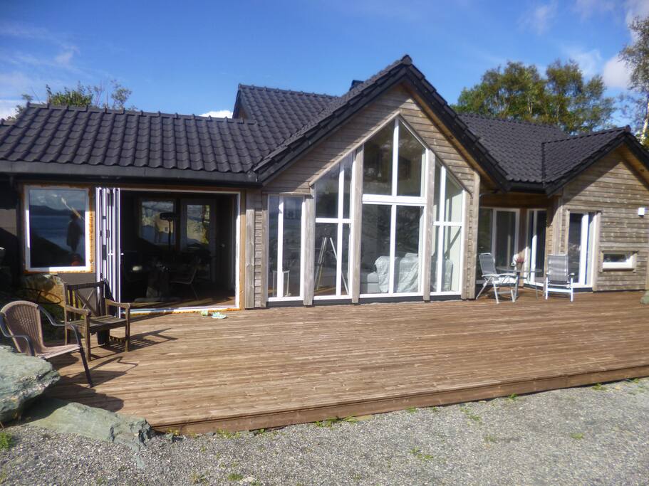 Fronten med herlig veranda og hagestue