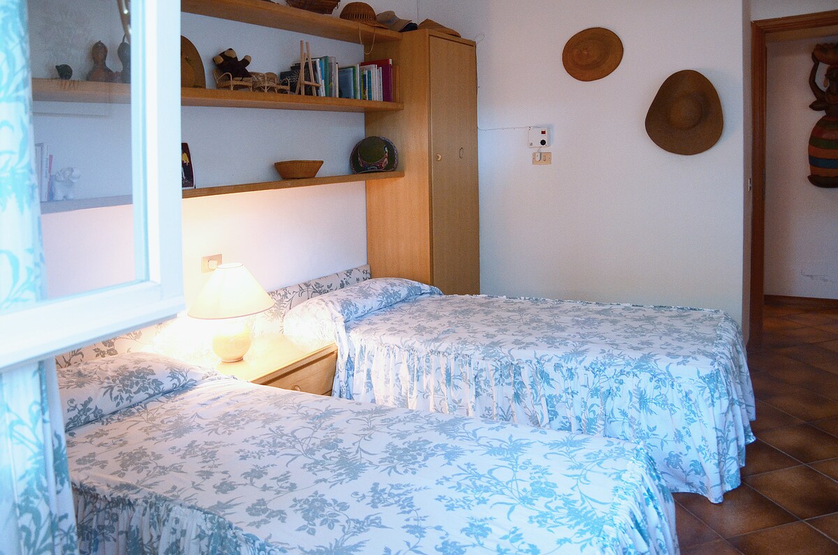 ห้องนอนที่สองพร้อมเตียงเดี่ยวสองเตียง (สามารถเปลี่ยนเป็นขนาดควีนไซส์ได้หากจำเป็น)