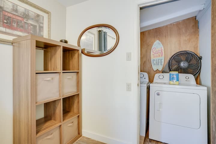 Dormitorio #2, área de almacenamiento de ropa y área de lavandería.