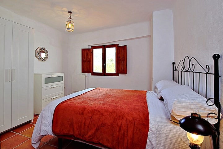 Hermoso dormitorio doble con colchón de relleno profundo