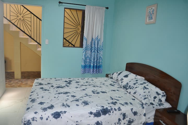  Stanza privata con letto matrimoniale,  ventilatore, bagno , tv a plasma, tv via cavo, WiFi, si trova al secondo piano con finestra sul corridoio. Camera riscaldata a pagamento. 