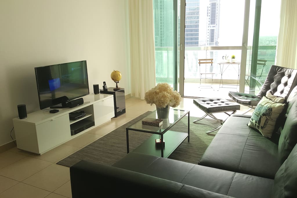 Spacious lounge