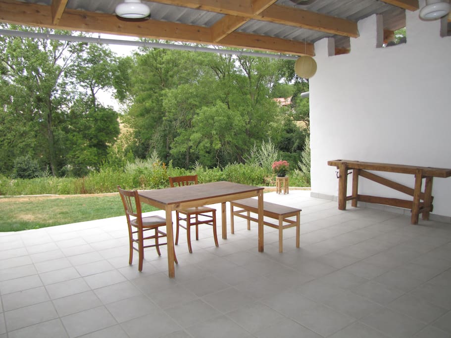 Préau donnant sur le jardin