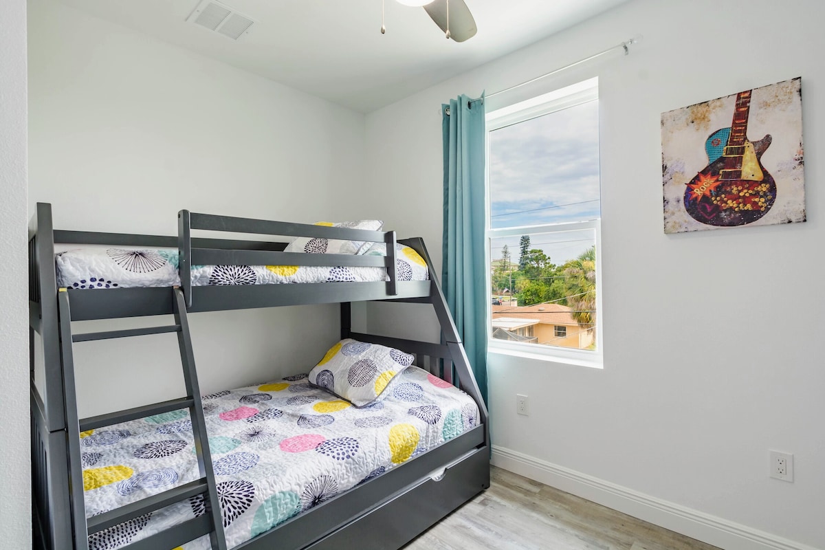 Barnrum med våningssäng och Trundle. Erbjuder 2 madrasser och 1 madrass i full storlek. Rymmer bekvämt 4 barn. Det ligger bredvid hela badrummet.
Ligger på översta våningen.