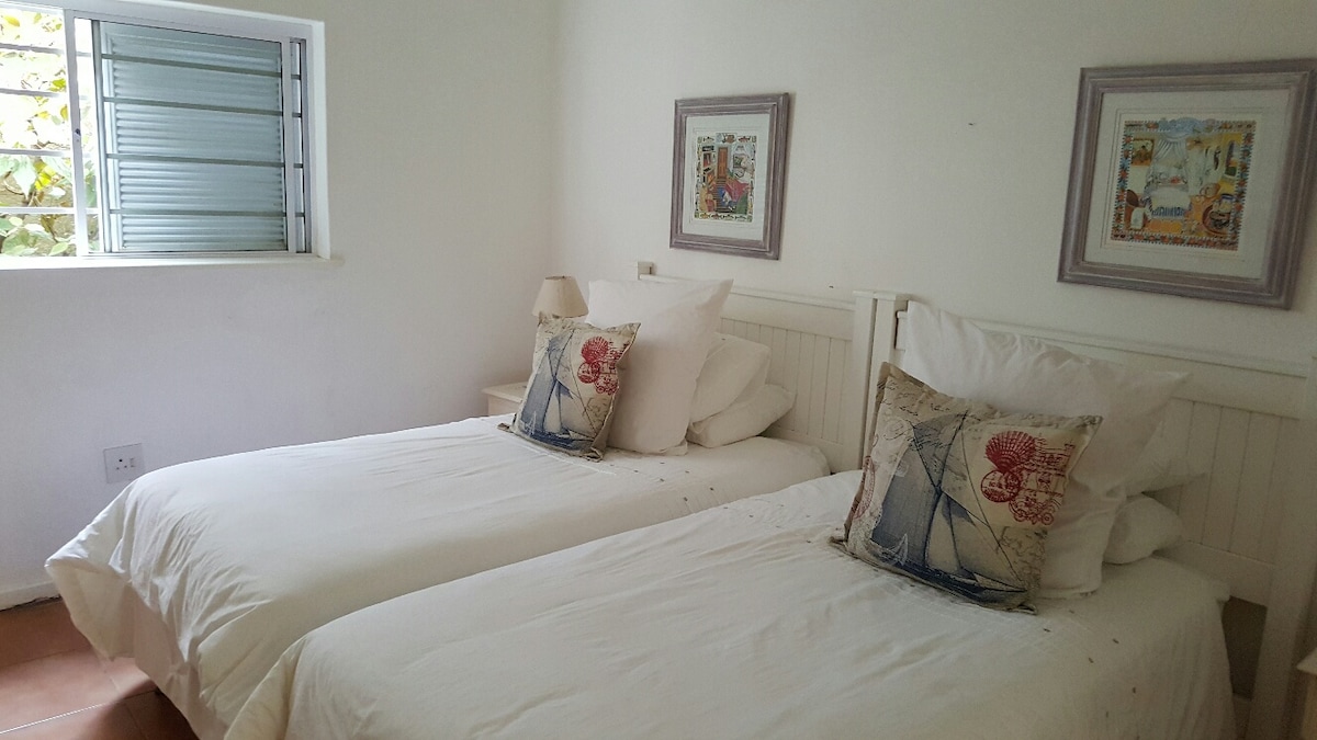 غرفة إضافية في المنزل الرئيسي تضم سريرين/مروحة