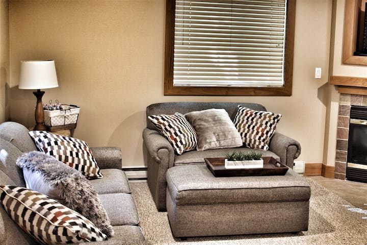 E gjithë zona e re dhe e rehatshme e ndenjëseve në nivel më të ulët, duke përfshirë divanin e fjetjes "queen", oxhakun me gaz dhe televizorin e madh