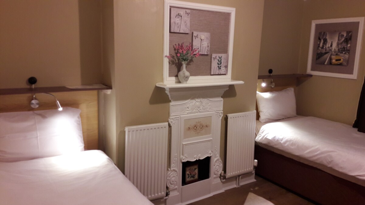 Boende 2 tvåbäddsrum -
 Delat badrum/toalett
Gratis wifi, TV, handfat, liten kylskåp, tefaciliteter, skrivbord, stol.
KONTINENTAL FRUKOST VALFRITT
£ 8/person dagligen