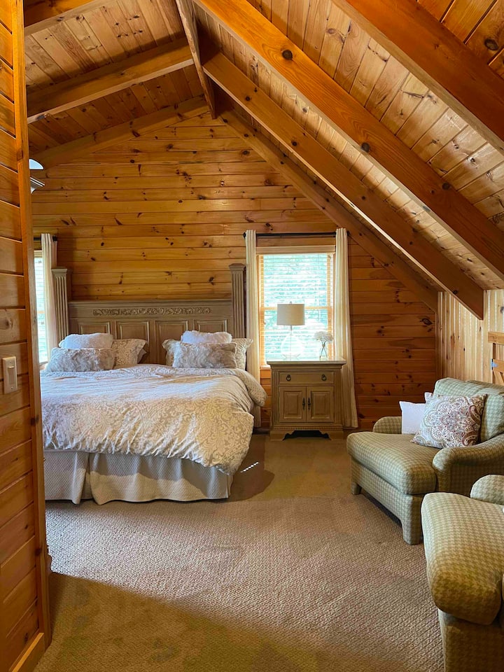 Master chumba cha kulala 2. Muundo mzuri na dari ya juu ni pamoja na bafuni na ukumbi wa nje na maoni stunning.