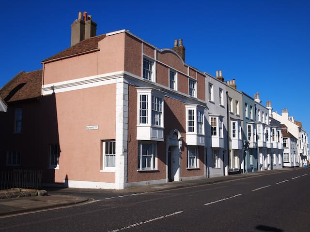Sea-front Flat Welcomes Pals, Families, Golfers