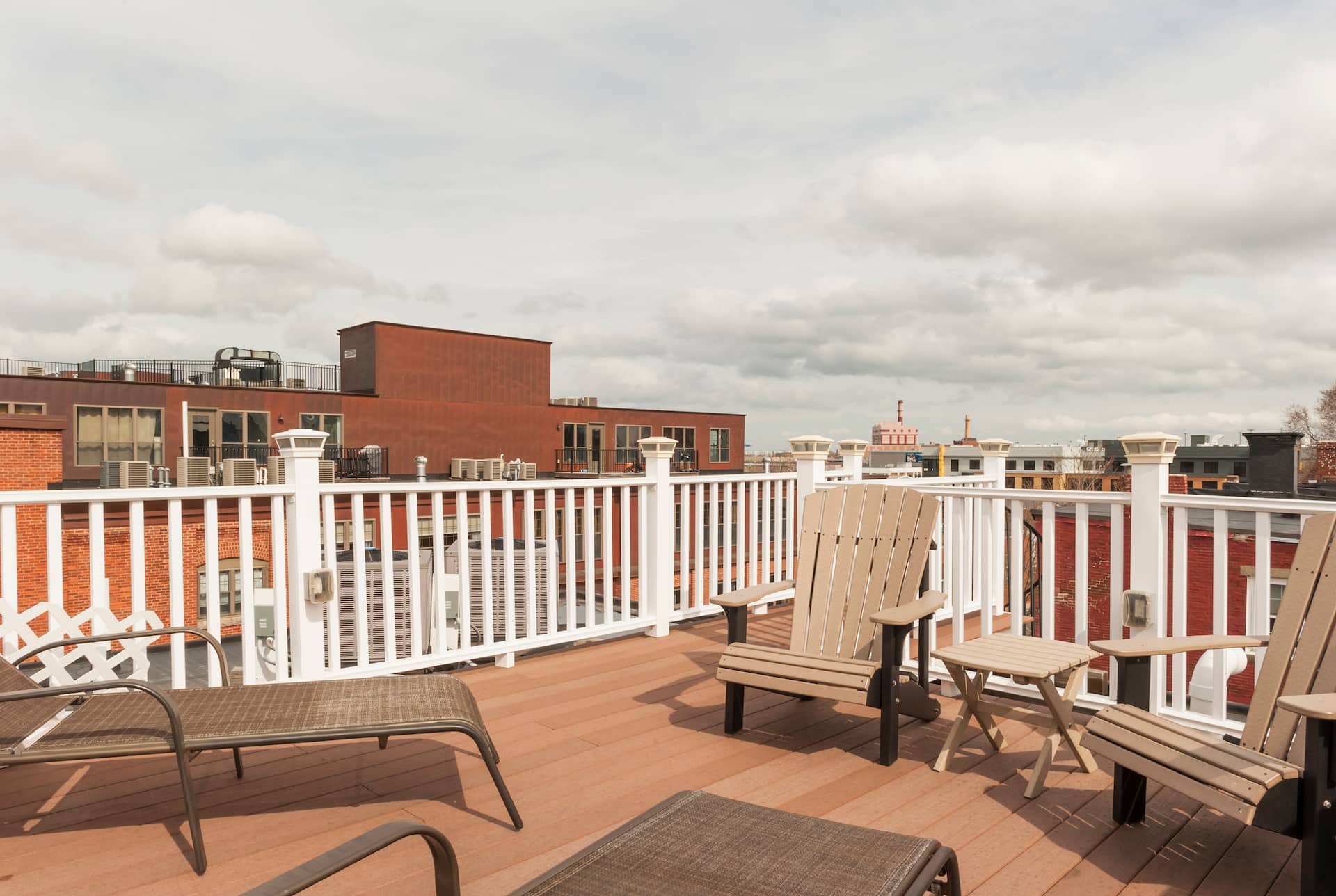 GREAT LOCATION! Modern 2 BD and 2 BA w/Parking!