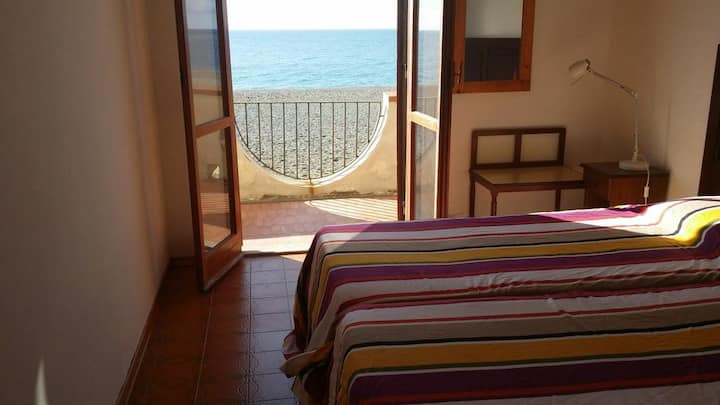 3 Rooms House Right On The Beach! - Naxos