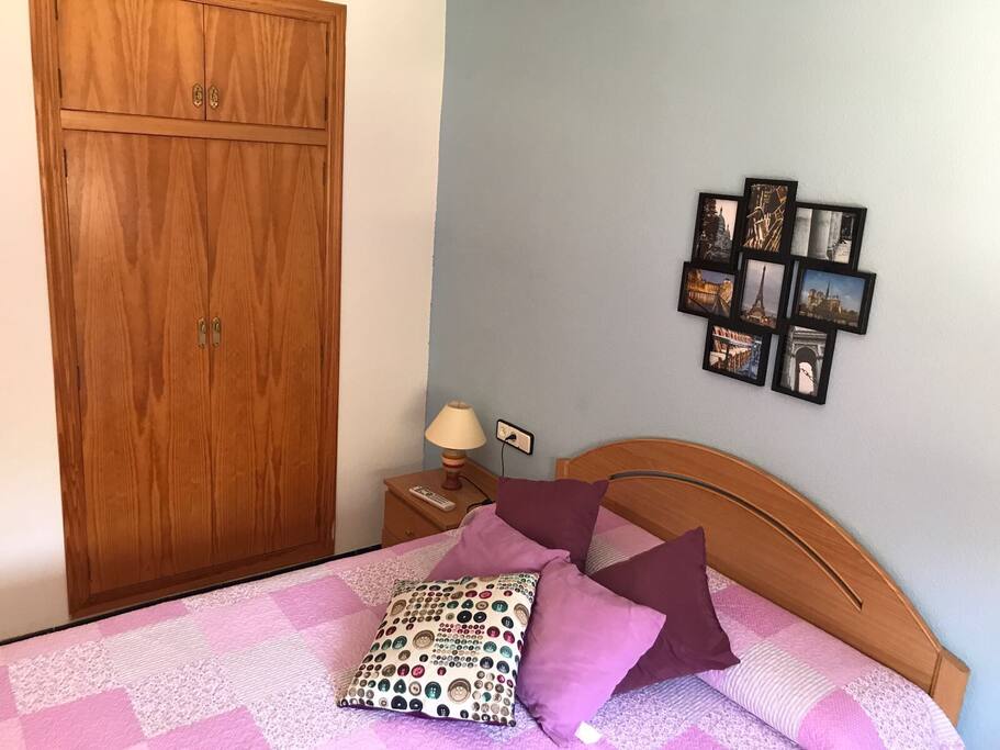 Habitación de Matrimonio, con cama de 150x200cm, TV, armario empotrado y terraza.