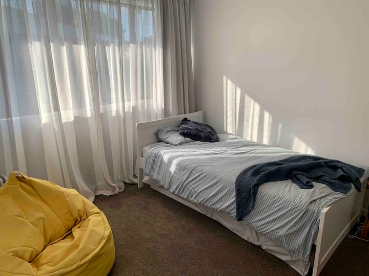 מיטת יחיד קינג סייז אחת ומיטת יחיד