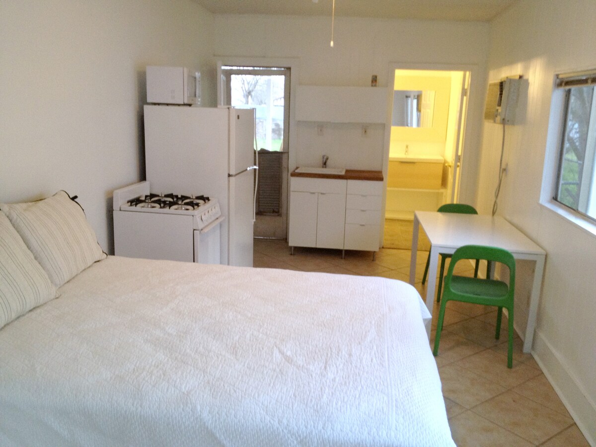 Close-in Central/East Garage Apt