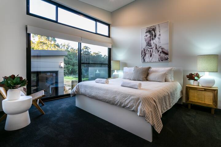 Maison du Lac – house on lake, close to town gallery image 3