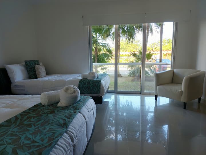 Recamara secundaria con pequeña terraza y vista a las jardineras