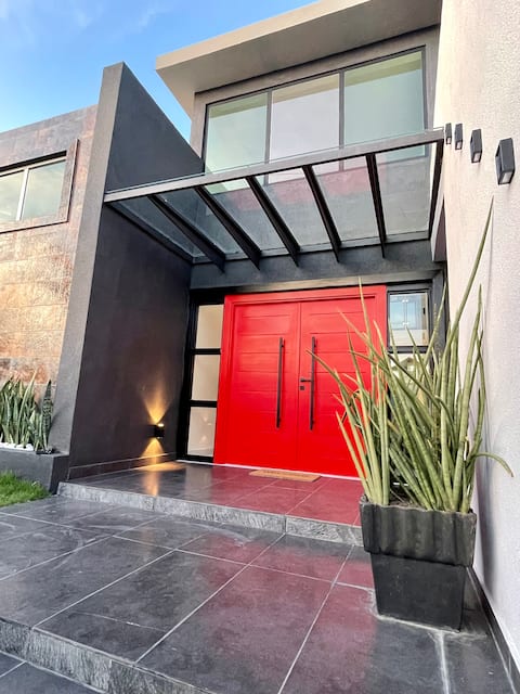 Bright & Modern Poolside Oasis  ~ ♛KING Beds, STI