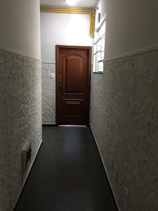 Corredor do prédio, largo e acessível