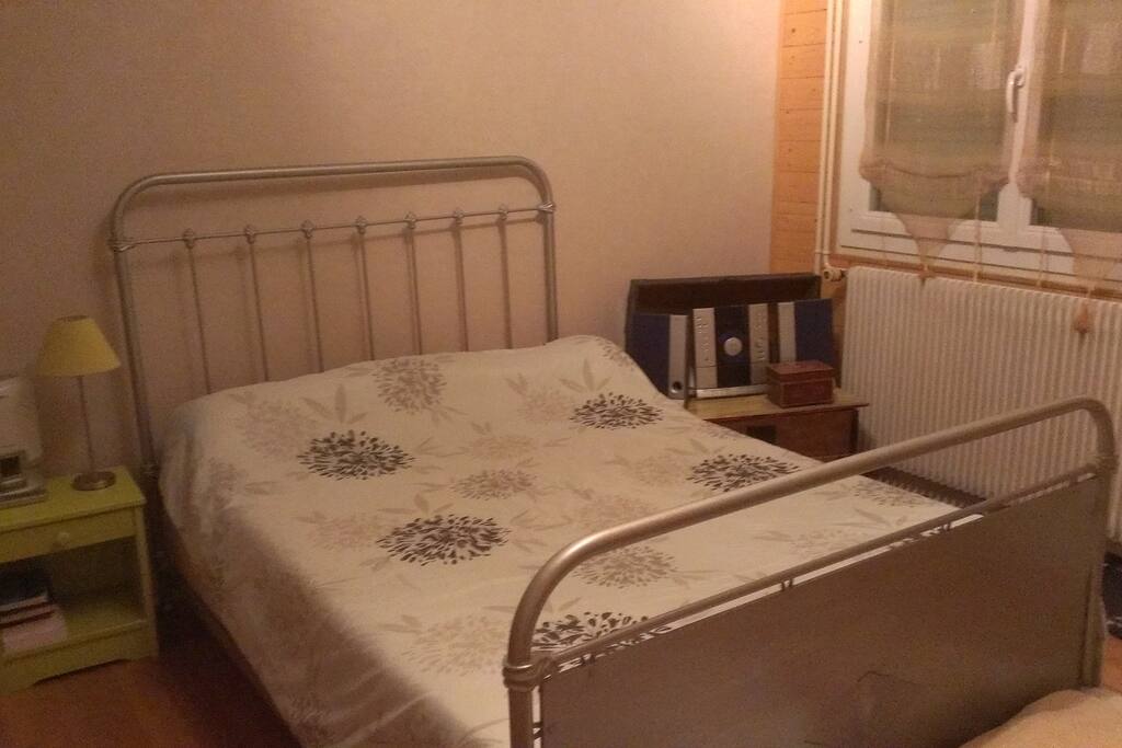 Chambre 1 calme et spacieuse.