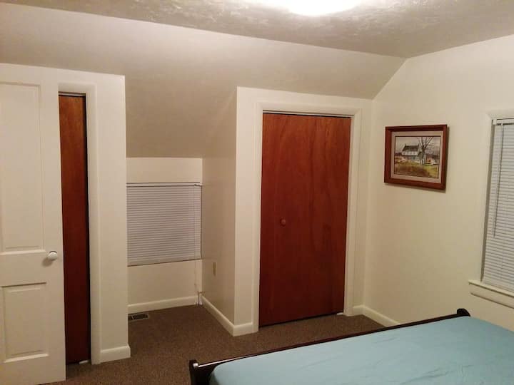 Armarios dobles del dormitorio trasero a ambos lados de la segunda ventana.