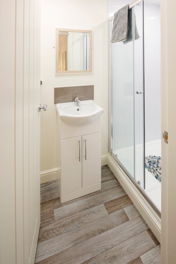 卧室1 -套房。 配备宽敞的步入式淋浴间、洗手盆、化妆品柜和厕所。