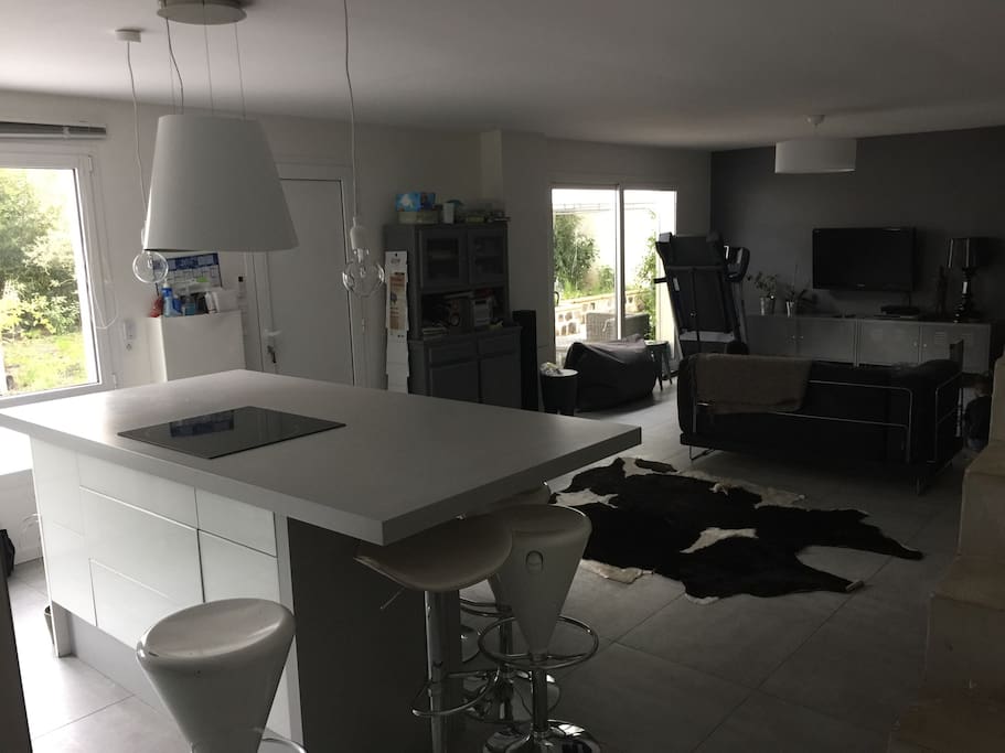 60 m2 living room with bar and all equiped modern kitchen. Pièce à vivre de 60m2 avec canapé 2 places convertible et cuisine bar moderne toute équipée.