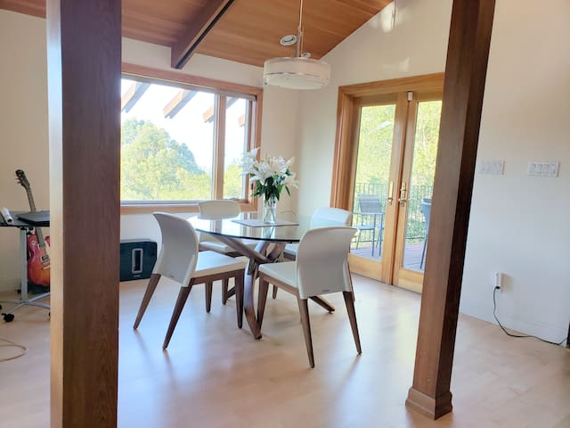 CHIC & EXCLUSIVE HOME IN PRIVATE TRANQUIL SETTING gallery image 4