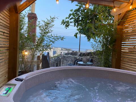 Coastal cottage with hot tub and sea views