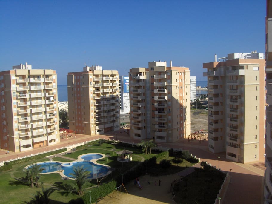 Piscina y zonas comunes de la urbanización