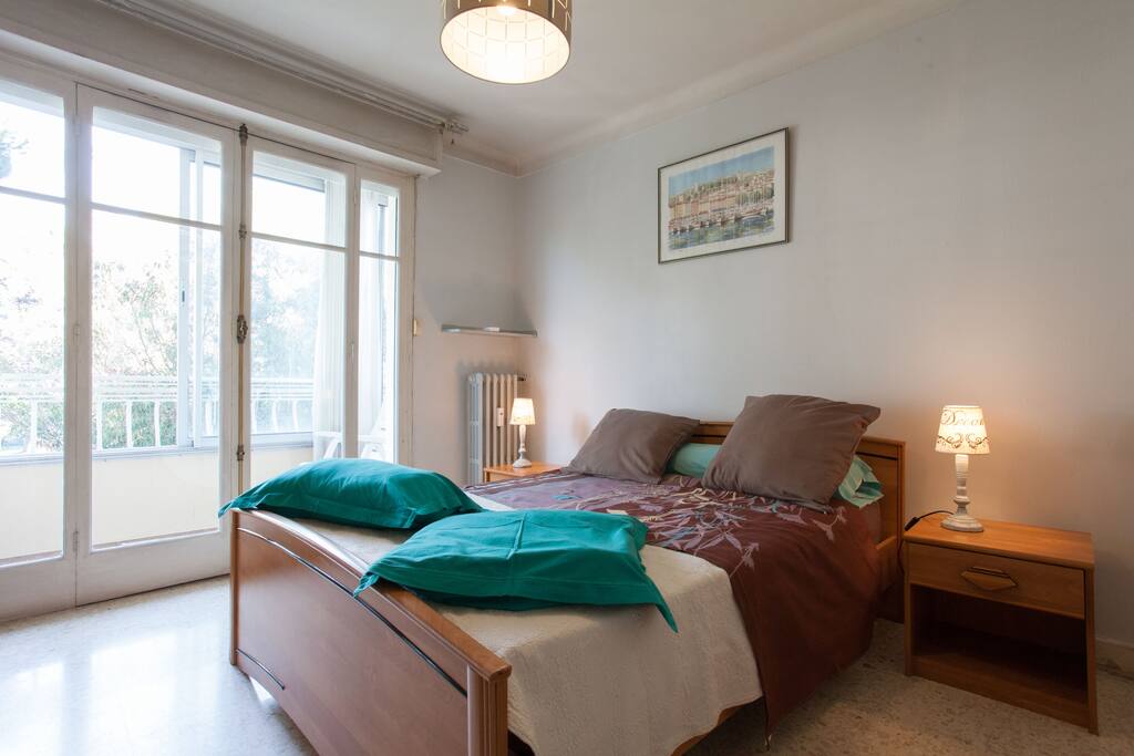chambre bien agréable donnant sur une terrasse fermée avec rangements
