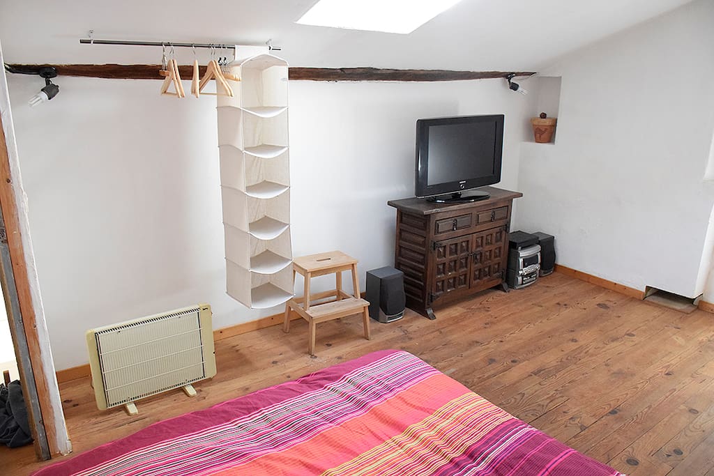 Chambre 1 mansardée avec coin TV