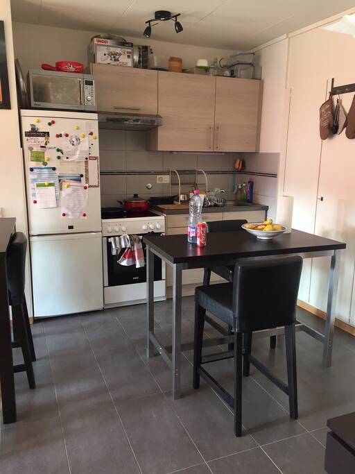 Cuisine avec coin repas.