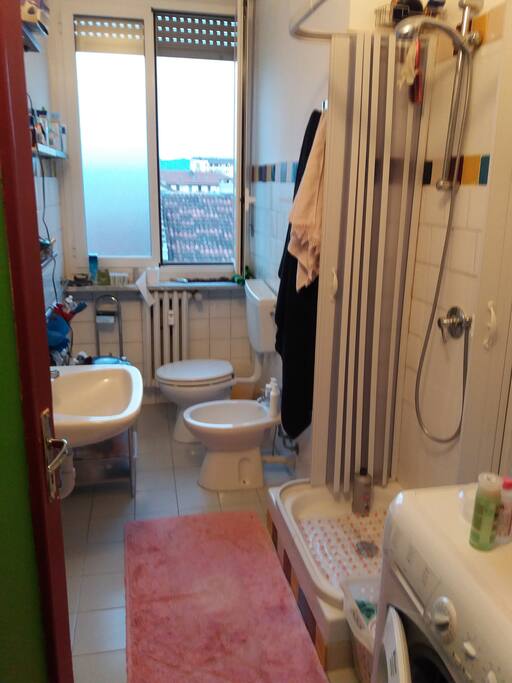 Bagno con doccia, shampoo, bagnoschiuma e ogni tipo di confrot