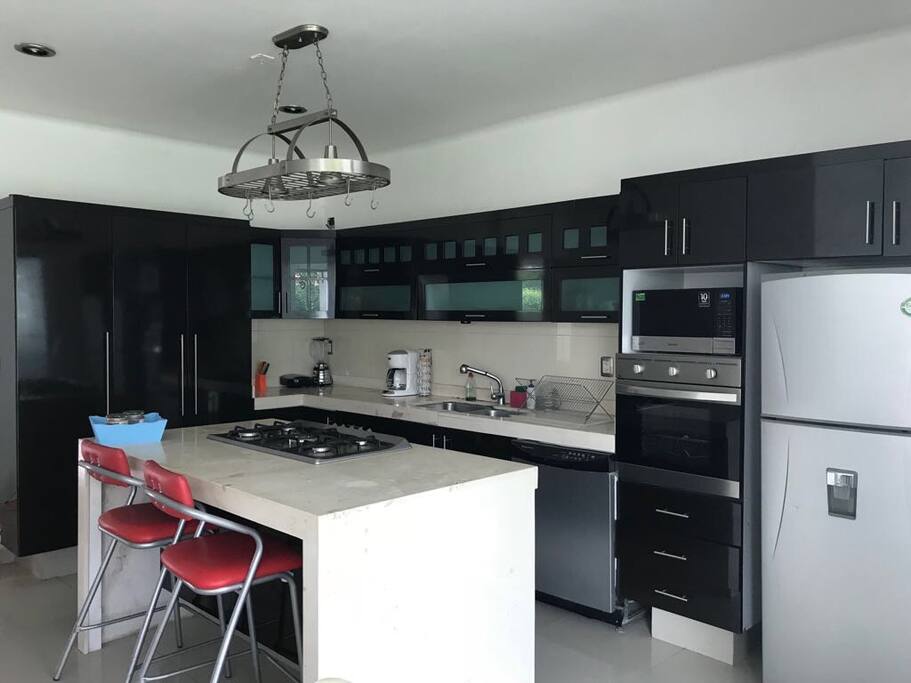 Hermosa cocina con todo listo para cocinar