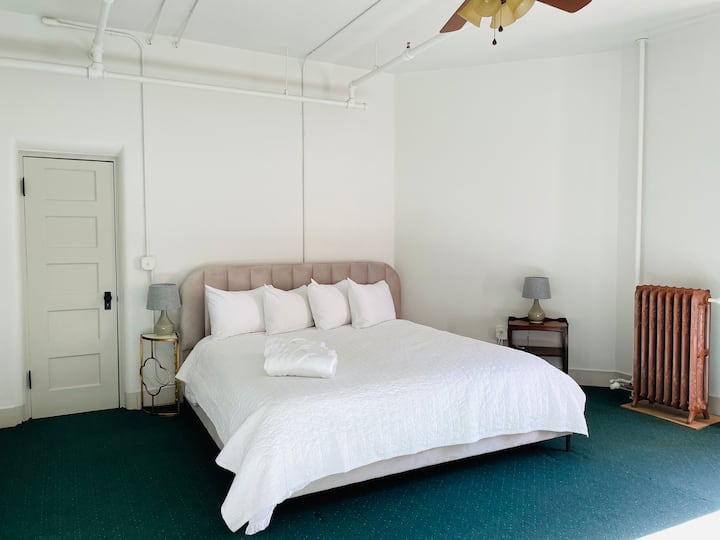 Rm. 218 I Romantic Hot Springs Retreat Boutique hotels for Rent in La