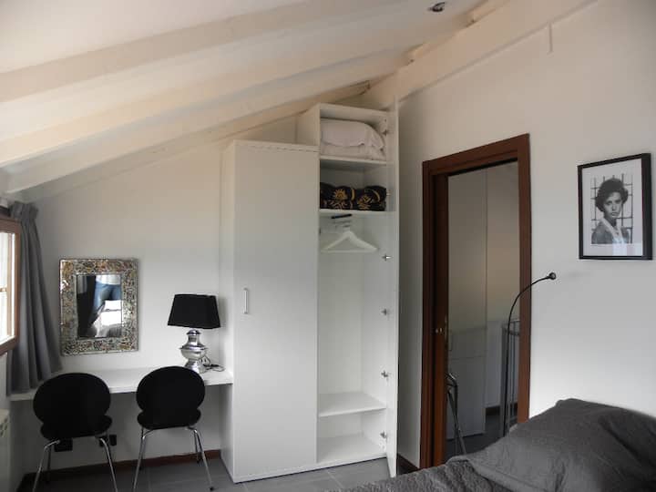 Chumba cha kulala kina kabati mbili.