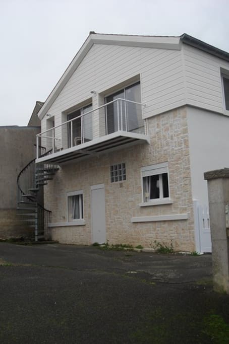 Accès appartement
en retrait de la rue.