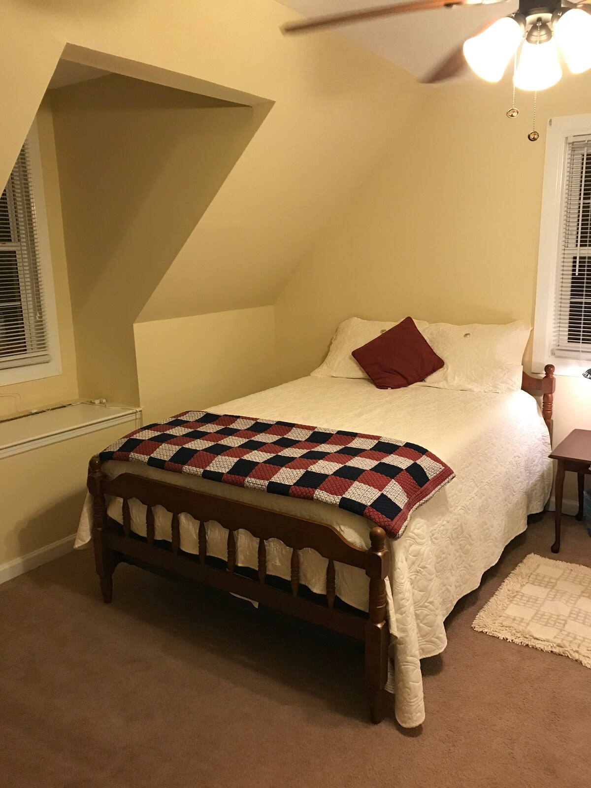 Ყველაზე დაბალი საძინებელი ორადგილიანი საწოლით