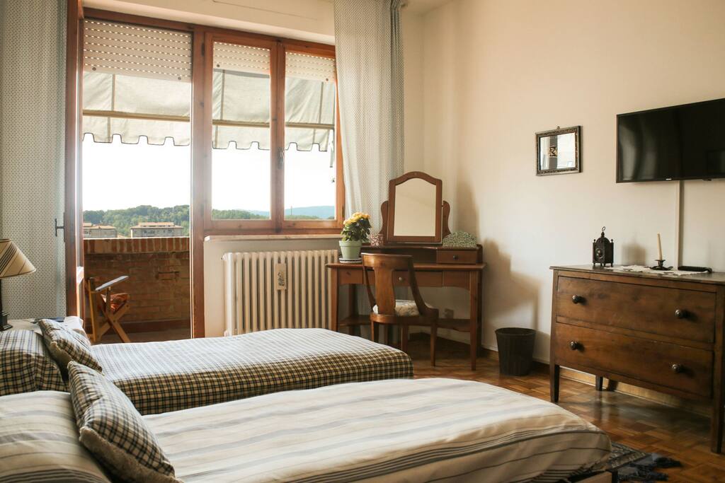 Camera da letto con porta finestra sul terrazzo.