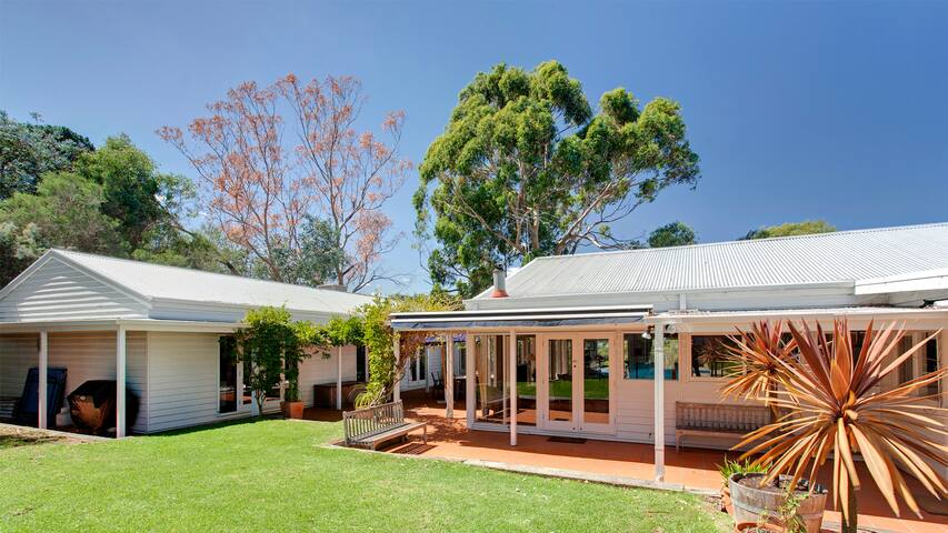 Merricks North Retreat — country home on 5 acres gallery image 2