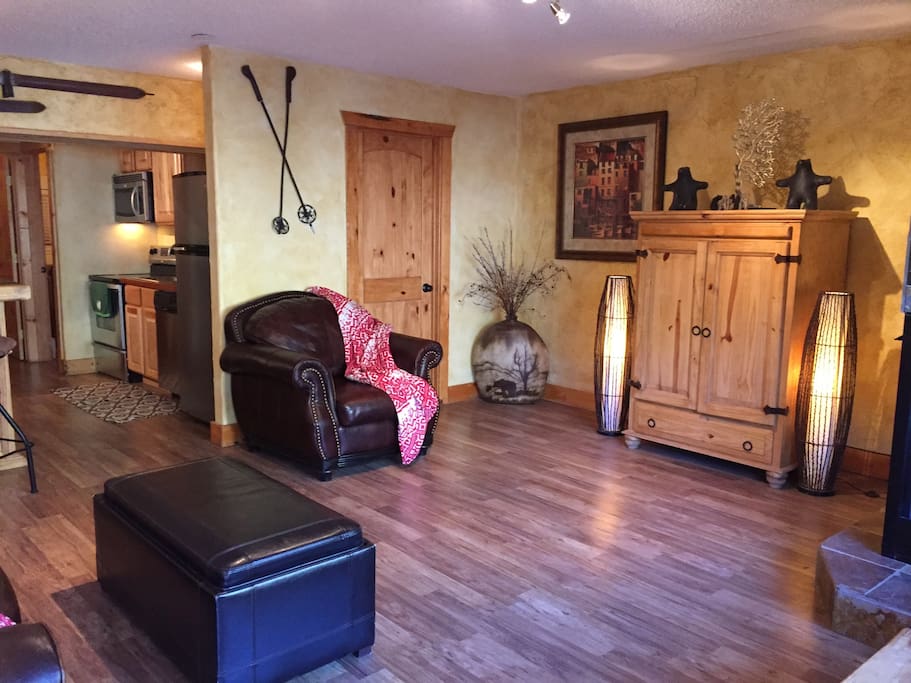 Large living area for socializing. 40" tv in cabinet.